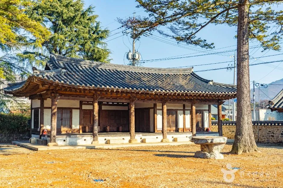 소나무 아래 자리한 연풍향청의 팔작지붕 한옥 건물
